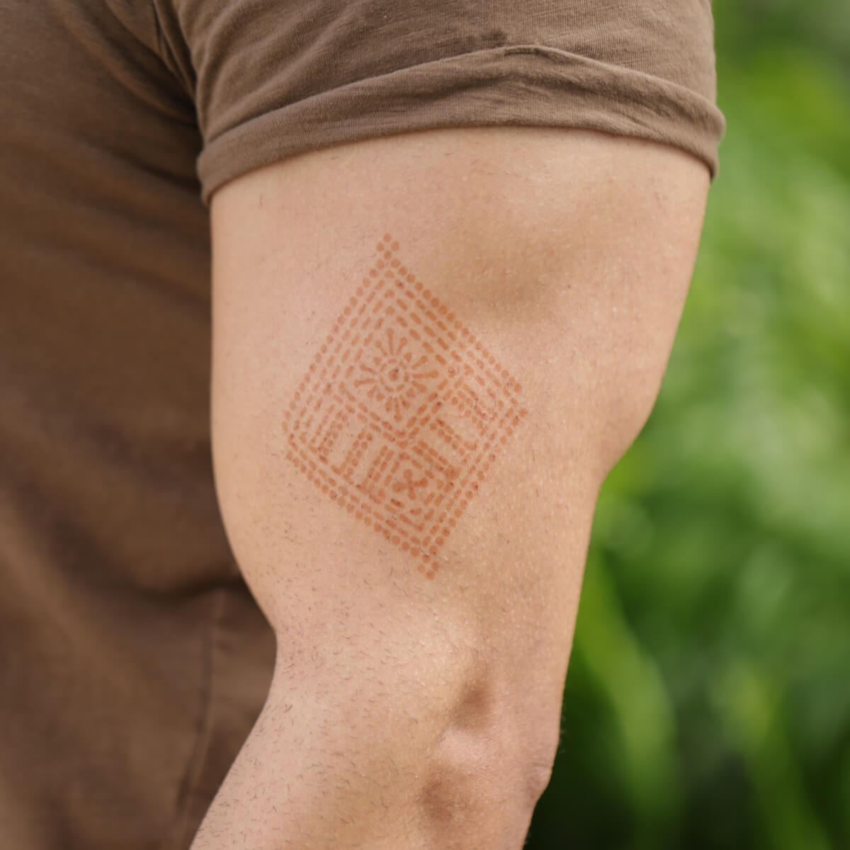 Fauzie - geometric henna design for men