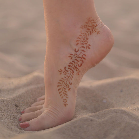 Ivy - Foot henna tattoo in the sand
