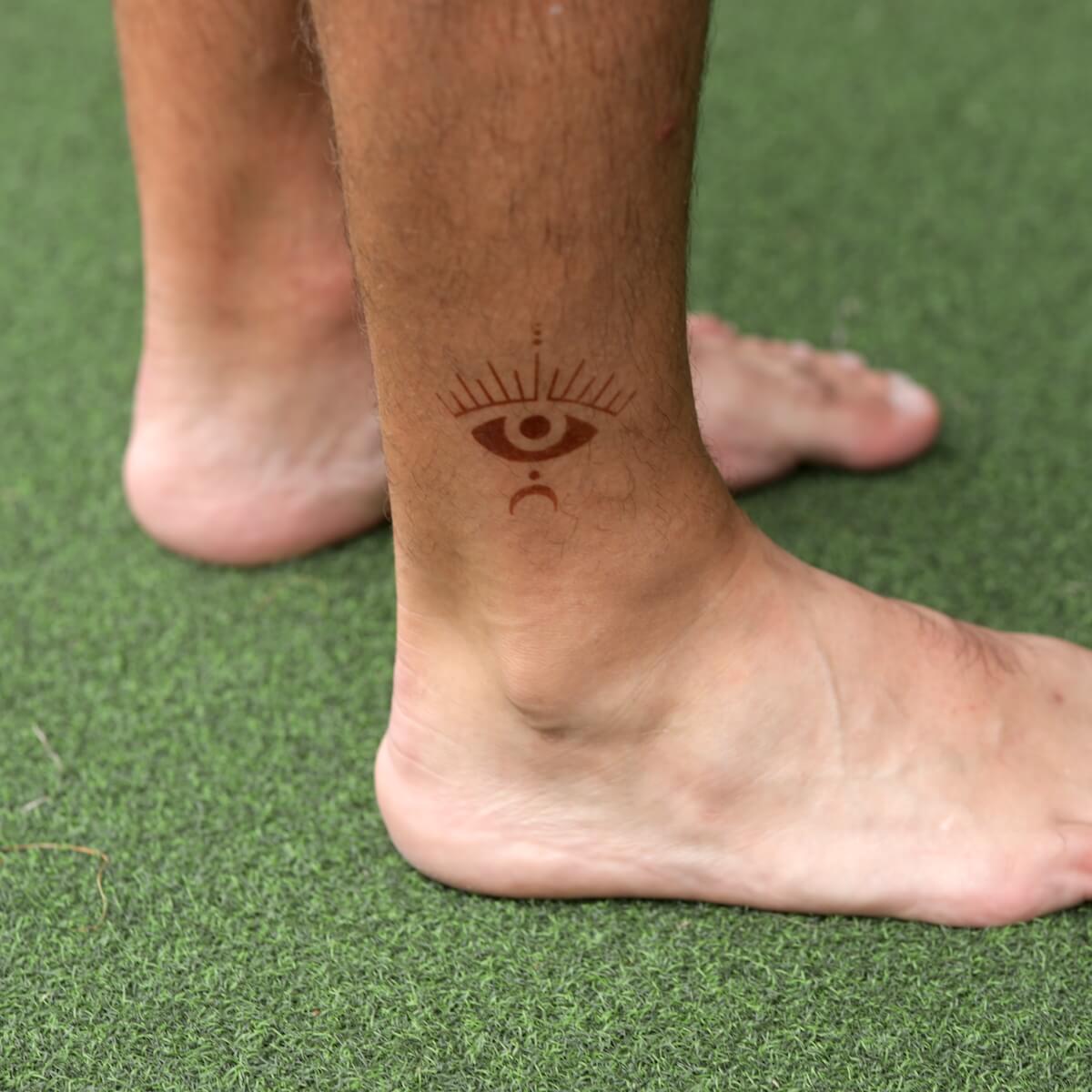 mushroom wiht eye in the midle desing tattoo style
